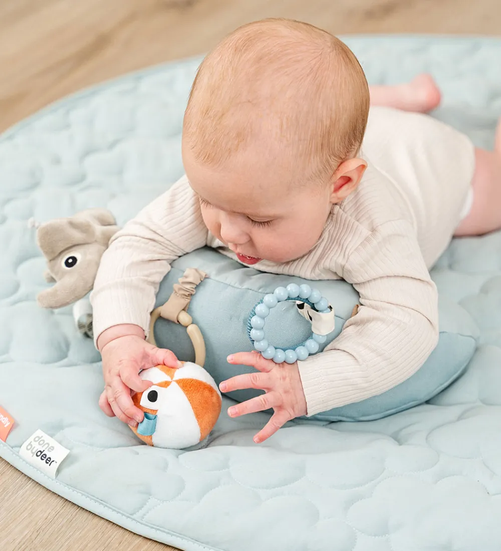 Done by Deer Babylegetøj|Aktivitetslegetøj>Pude m. Aktivitetslegetøj - Playground - Blå