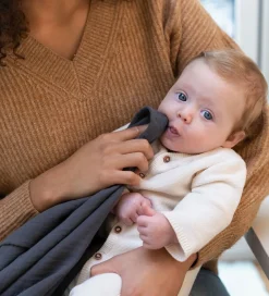 Doomoo Babylegetøj|Bideringe>Ammetæppe m. Bidering - Musselin - 100x85 cm - Grå