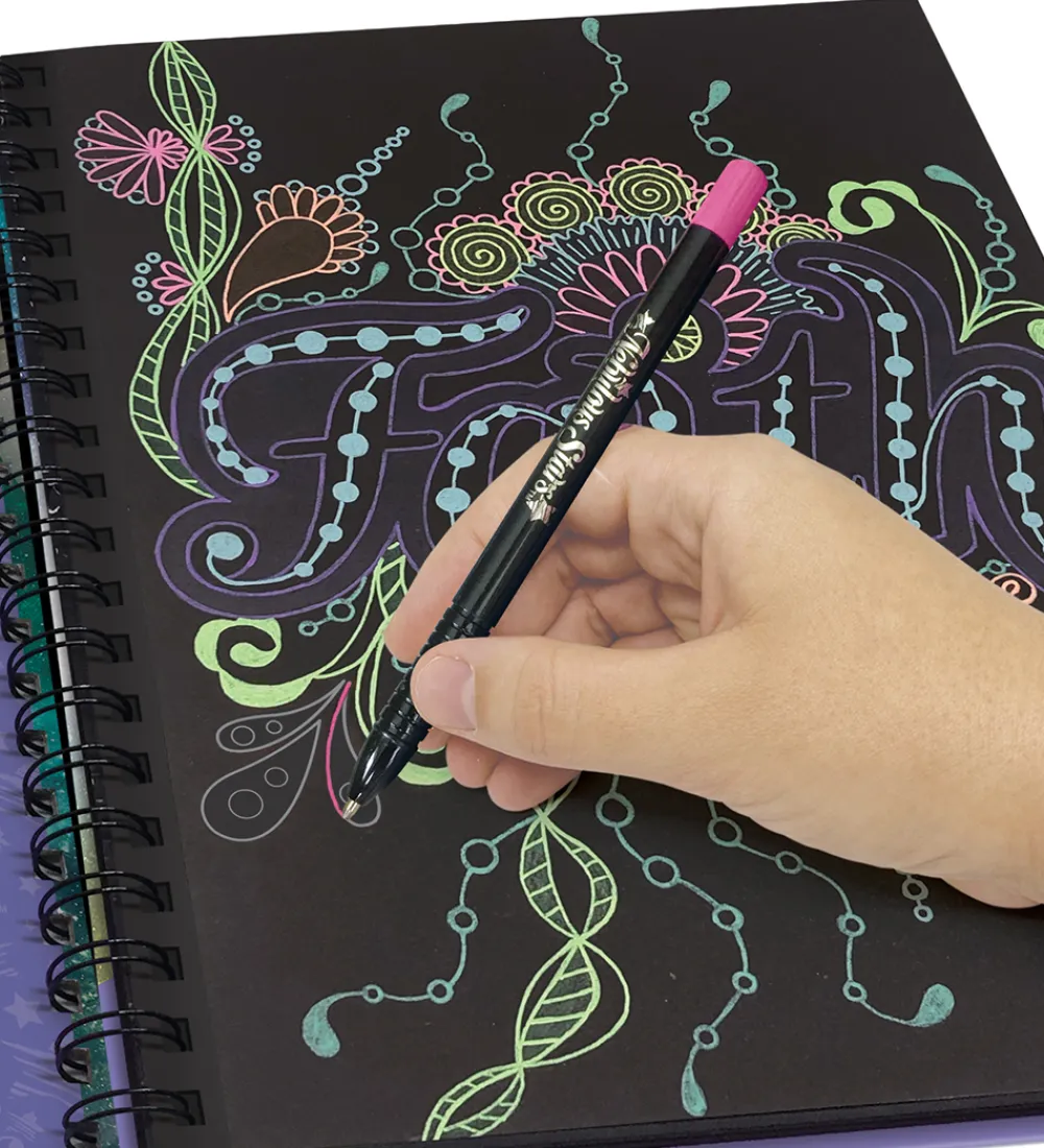 Nebulous Stars Malebog>Malebog m. Tuscher - Sorte Sider - Coralia